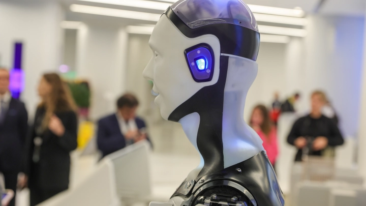 Неудача на презентации: русский робот Aidol рухнул на сцене