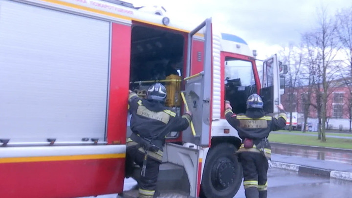 Десятикомнатная квартира загорелась в доме Санкт-Петербурга: Эвакуировали около 20 человек