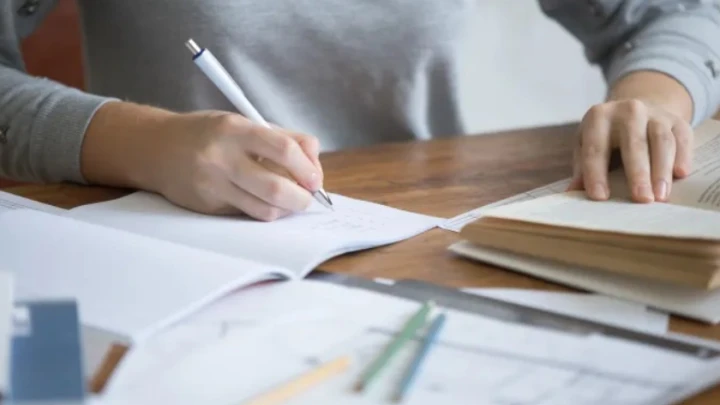 Помощницу учителя в Техасе арестовали за совращение 16-летнего школьника в машине