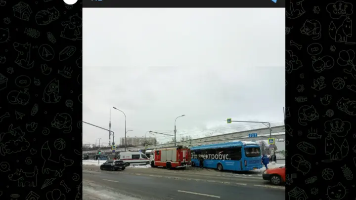 Битва гигантов у ВДНХ: электробус протаранил трамвай, есть пострадавшие