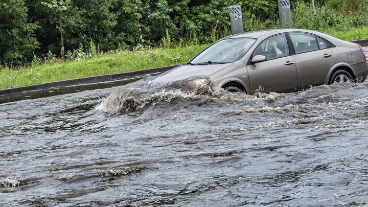 В Приморье двух братьев по очереди затянуло в трубу: Дети погибли