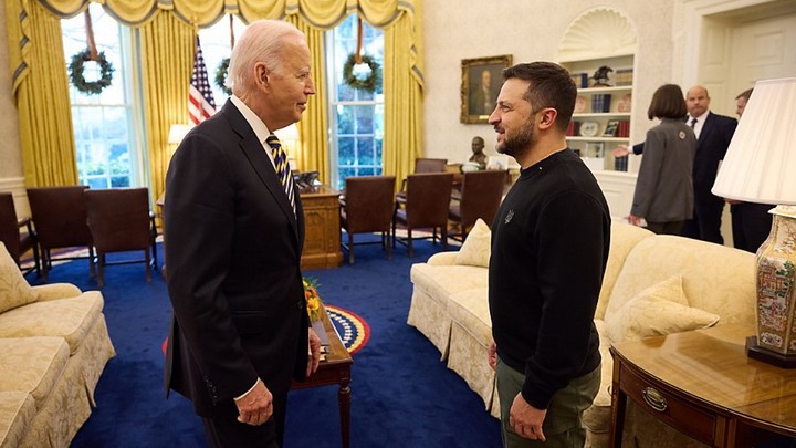 Близки к потере возможностей: Байден предупредил Зеленского о помощи