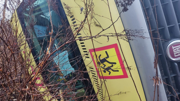 Школьный автобус опрокинулся в Приморье: Множество пострадавших