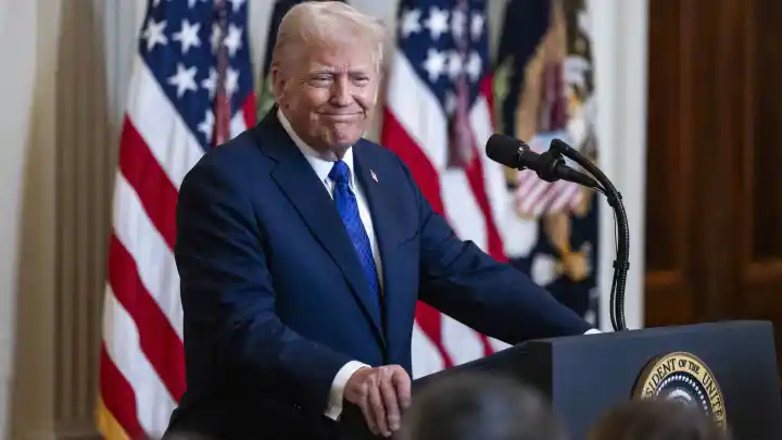 Дональд Трамп отменил заморозку федеральной помощи на фоне исков