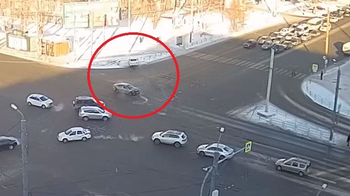В Челябинске такси с пассажиркой врезалось в стальной забор