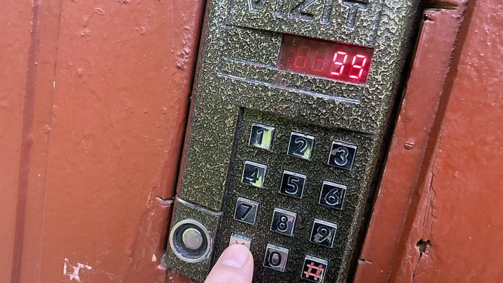 В Екатеринбурге школьница устроила бывшему темную: ему проломили голову