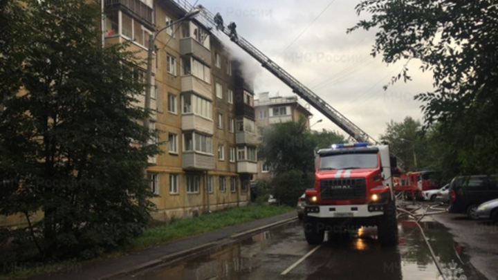 В Красноярске на площади 500 кв.м загорелся пятиэтажный жилой дом