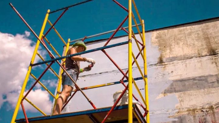 Граффити с изображением отважной украинской бабушки с красным знаменем появилось в Краснодаре