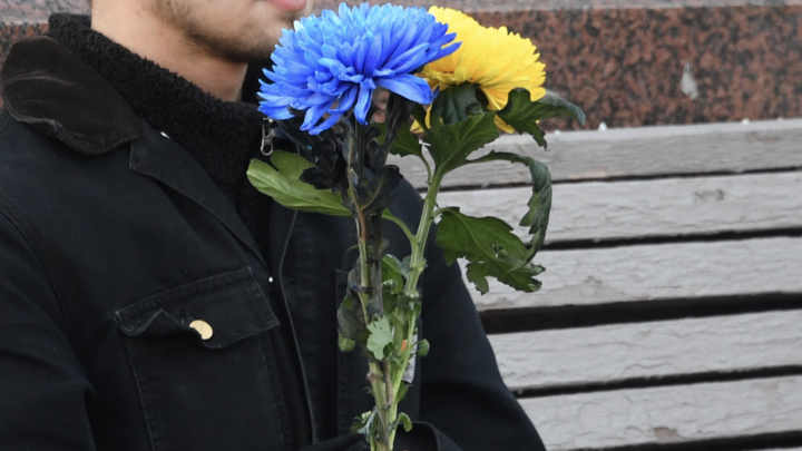 В Москве задержан приметный пенсионер: прокололся на одежде и букете