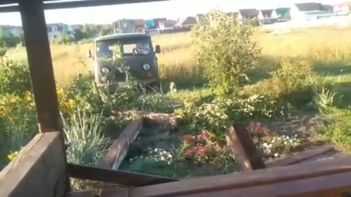 Барнаулец на Буханке врезался в автобусную остановку ради тишины