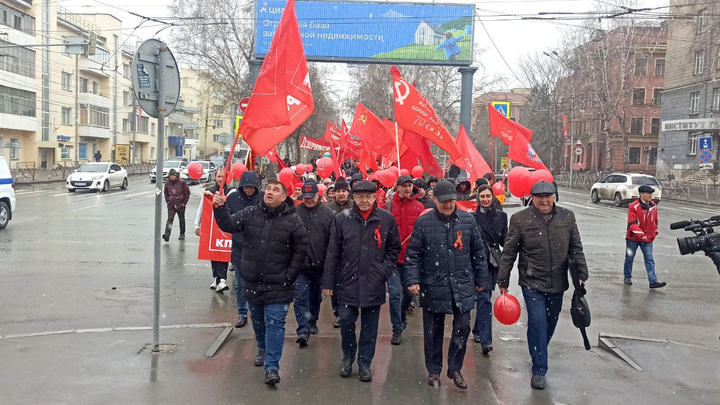 Первомайская демонстрация в Новосибирске прошла во время снегопада
