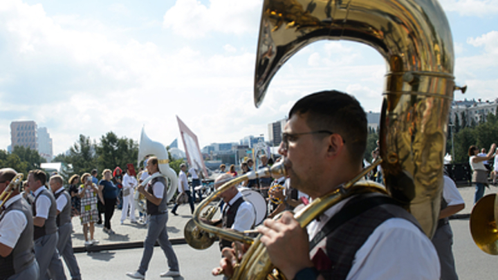 В Германии оркестр растрогал всех исполнением Прощания славянки