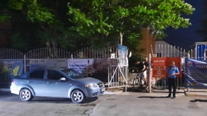 В Ростове-на-Дону трёхлетний ребёнок врезался в иномарку на самокате на Гребном канале