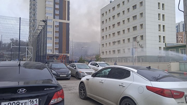 СМИ: Один человек погиб и двое пострадали при пожаре в здании погрануправления ФСБ в Ростове