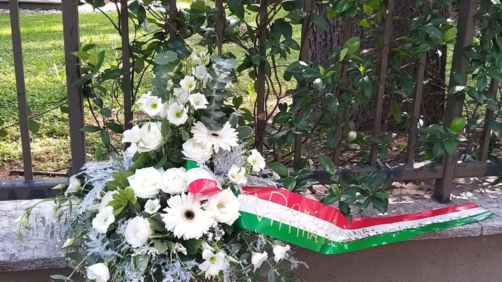 Цветы в память о Дугиной оказались под запретом в Милане: На пути добровольцев встали военные