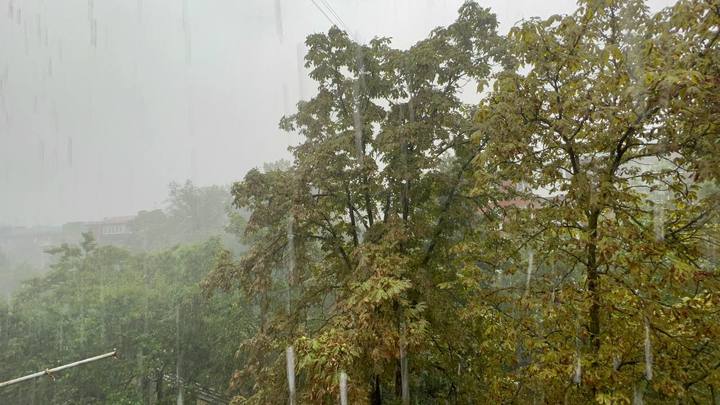 Трамваи встали, улицы превратились в реки: на Краснодар обрушился залповый ливень