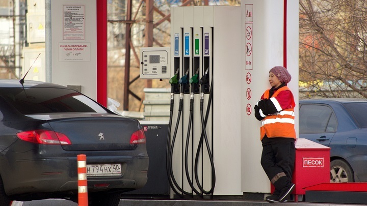 Могло быть и хуже. Глава Минэнерго заявил, что цены на бензин занижены на 15 рублей за литр