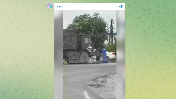 Военный грузовик смял легковушку в Подмосковье и попал на видео