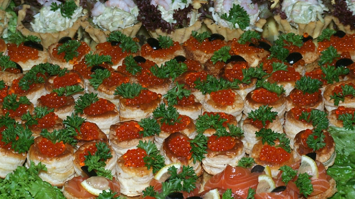 Почему нельзя покупать декабрьскую красную икру и что не так с мандаринами: советы экспертов