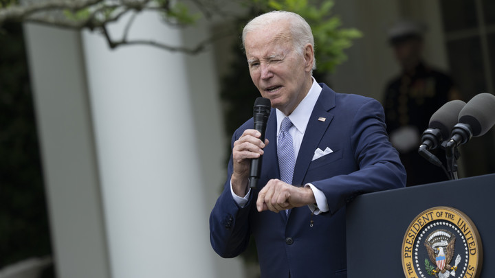 Байден обсудит с лидерами Конгресса, как не допустить дефолт. Над Украиной собрались тучи