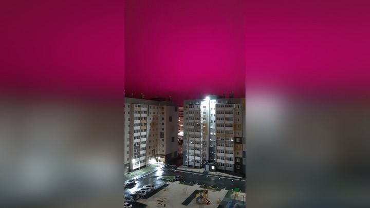 Жители Чурилово смотрят на фиолетовое небо без страха