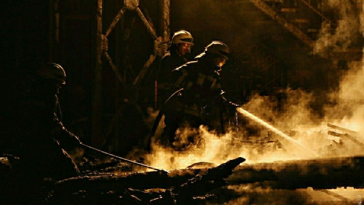 На Запорожье сотрудники ГАИ вынесли человека из горящего дома