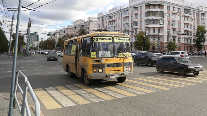 Легковушка спровоцировала столкновение двух автобусов в Челябинске, есть пострадавшие