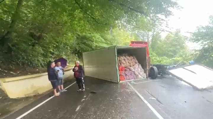 Реверсивное движение ввели на трассе Джубга-Сочи из-за ДТП
