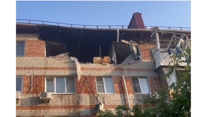 В Краснодаре загорелась квартира после взрыва газа в многоэтажном доме, женщина пострадала