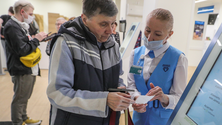 В Екатеринбургской поликлинике пациенты часами стоят за талоном к врачу