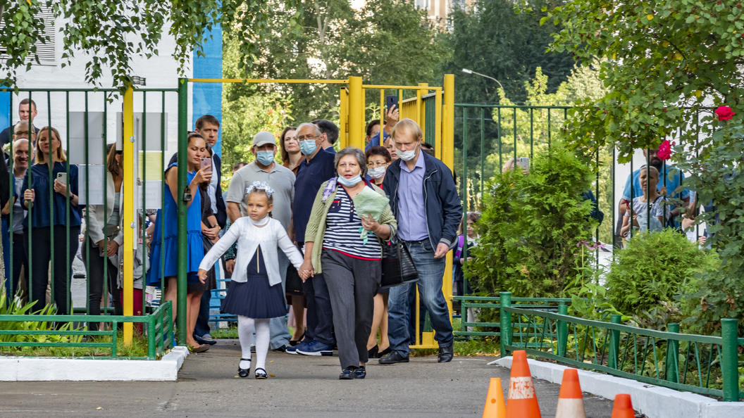 Выплата к 1 сентября семьям с детьми. Школы Москвы. О Москве для первоклассников. Дети школьники 1 сентября. Родители в школе.