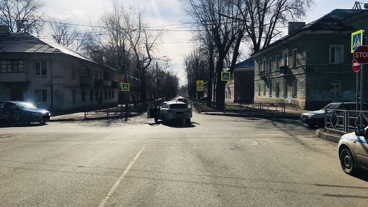 В Самаре Lada Vesta влетела в ограждение после столкновения на перекрёстке