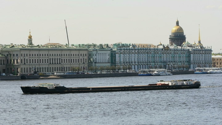Как плавучий ресторан “Серебряный кит” стал угрозой для судоходства в Петербурге
