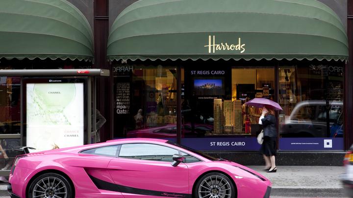 Выслуживаются перед французскими комендатурами: Ferrari и Lamborghini в стране У уже не роскошь