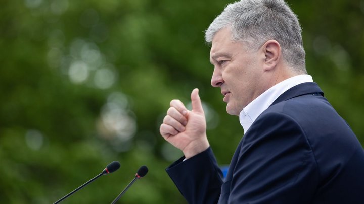 Порошенко подсластил жизнь украинских солдат лотком с клубникой