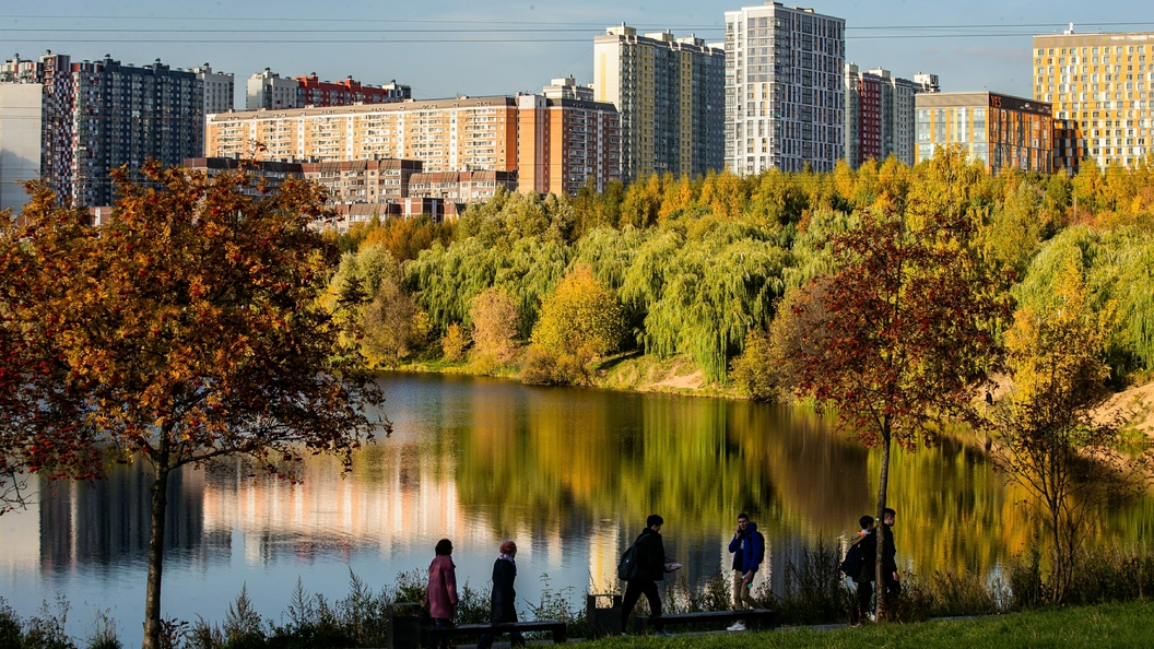 Московский закончиться. Район Таганки осенью фото.