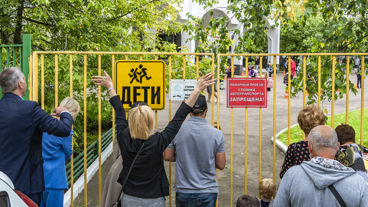 Родителям срочно-срочно подписать: К школьным обедам потянулись ладошки Сбера