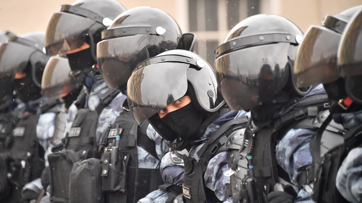 В один из дворов Екатеринбурга нагрянули вооруженные силовики в масках