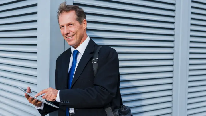 Им больше доверяют: названы отрасли, где специалисты старше 50 лет нарасхват