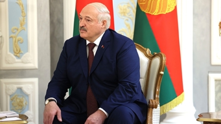 Не уберегли: Лукашенко дважды переболел коронавирусом на ногах