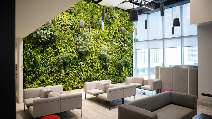 Собянин: В столице тестируют умные скамьи с солнечными батареями