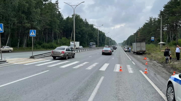 Грузовик Мазда насмерть сбил пешехода на Бердском шоссе в Новосибирске