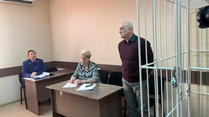 В Новосибирске начался суд над физруком, на уроке которого в бассейне утонула девочка