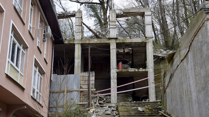 В Сочи сносят многоэтажку, построенную в садовом товариществе