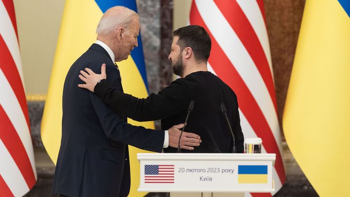 Денег нет, политическая ситуация нестабильна. Эксперт - о планах США по принуждению России к миру