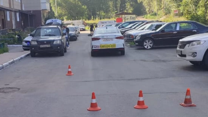 В Новосибирске 2-летнего ребёнка сбила иномарка во дворе дома