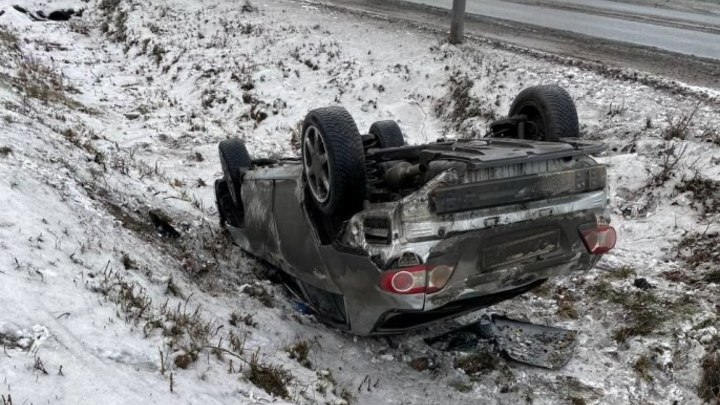 В Кузбассе два человека пострадали при опрокидывании иномарки на крышу