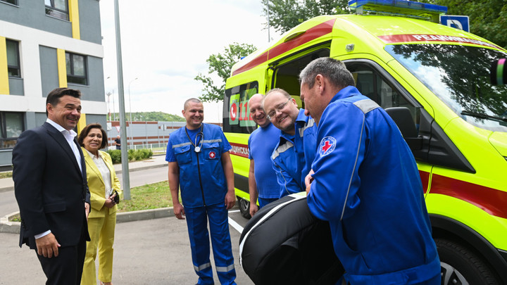 Андрей Воробьёв передал Химкинской подстанции скорой помощи аппарат непрямого массажа сердца