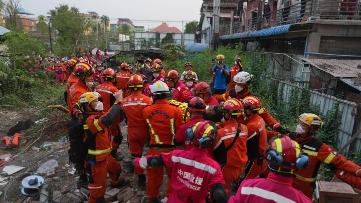 В Мьянме достали из-под завалов тело пропавшего русского учителя. Его искали несколько дней