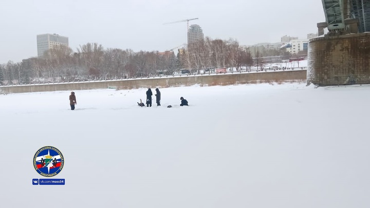 Четверо мужчин застряли на льдине посреди Оби под мостом в Новосибирске